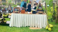 Ailey kini sudah memiliki kekasih baru yang kerap traveling bersamanya. Ini pose Ailey kala mengikuti kelas masak di sebuah resort mewah di Thailand. Foto: Instagram aileymacqueen