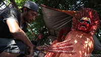 Dekorasi ondel-ondel semakin mempercantik penampilannya.