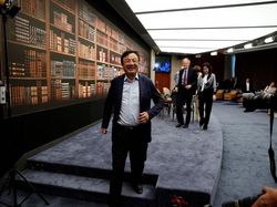 Tawa Lebar Pendiri Huawei di Tengah Kesulitan