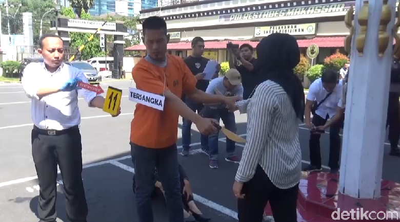 Polisi Rekonstruksi Kasus Penikaman Ibu dan Anak di Makassar Polisi Rekonstruksi Kasus Penikaman Ibu dan Anak di Makassar