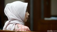 Jaksa Penuntut Umum KPK mendakwa Asty Winasti melakukan suap terhadap mantan anggota DPR dari Fraksi Golkar Bowo Sidik Pangarso dengan memberikan uang fee sebesar 153.783 dolar AS dan Rp311,022 juta dalam kerja sama pengangkutan pupuk dengan PT HTK.