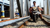Penampakan salah satu pemotor yang nekat terobos rel kereta api di Pintu Air Karet, Jakarta, Rabu (19/6/2019).