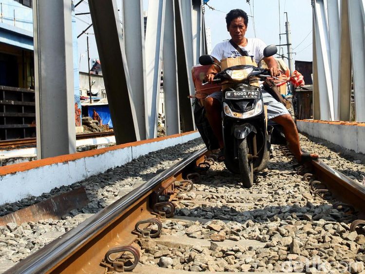 Duh! Pemotor Kembali Jajah Rel Kereta