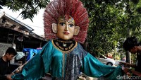 Sejumlah perajin tengah mendekorasi ondel-ondel di kawasan Kramat Pulo, Senen, Jakarta Pusat, Rabu (19/5/2019).