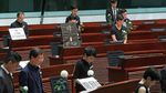 Anggota Dewan Hong Kong Mengheningkan Cipta untuk Pendemo yang Tewas