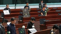 Sebelumnya, jutaan warga Hong Kong turun ke jalan untuk melakukan aksi protes terhadap RUU ekstradisi ke China daratan. Para pengkritik mengkhawatirkan RUU kontroversial yang didukung China itu akan menjerat orang-orang dalam sistem peradilan China yang dikenal buram dan dipolitisasi.