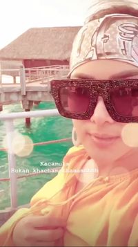 Liburan ke Bora Bora, Syahrini Pakai Kacamata Rp 27 Juta