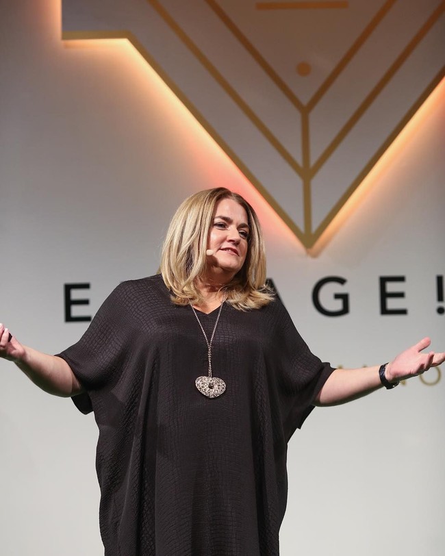 Totalitas menjadi kunci kesuksesan Sarah. Ia selalu ada untuk kliennya selama 24 jam tujuh hari. Jika mereka membutuhkanku, aku akan tiba segera, kata Sarah Haywood. Ia juga memastikan kliennya mendapat pelayanan yang masksimal.  Sarah Haywood dan timnya hanya membutuhkan waktu tiga sampai lima bulan untuk mempersiapkan hari spesial kliennya. Bahkan, kami pernah membuat sebuah pernikahan keluarga kerajaan hanya dalam 19 hari, tambah Sarah. (Foto: Instagram/@sarahhaywoodweddings)