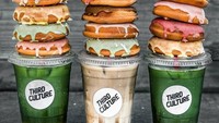 Saking berwarnanya, isian boba dalam milk tea ini tidak terlihat. Namun tumpukan empat buah donat di atasnya membuat bubble tea ini Instagrammable. Foto: Instagram talkboba 