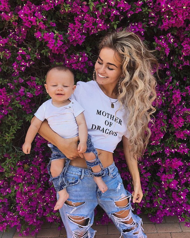 Di usia muda, Rosie Mac sudah jago berbisnis. Ibu satu anak ini mendirikan usaha agensi modeling bernama Mac Model & Casting Agency. Foto: Instagram @rosiemacworld