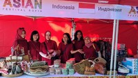 Berbagai makanan Indonesia seperti martabak, sate, dadar gulung, nasi kuning, dan tempe laris manis diserbu pengunjung sebelum acara selesai. (dok. KBRI Sofia)