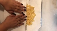 Hashbrown akan semakin lezat jika teksturnya garing di luar dan lembut di dalam. Untuk mendapatkan hasil tersebut, tekan-tekan parutan kentang dengan tisu dapur terlebih dahulu sebelum digoreng. Hal ini bertujuan untuk menghilangkan kandungan air didalamnya. Foto: Istimewa