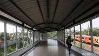 Di lantai dua stasiun dibangun jembatan penghubung sepanjang 350 meter untuk mempermudah penumpang KRL menuju ke Terminal Shuttle Bus BSD Link dan Pasar Modern Intermoda BSD City.