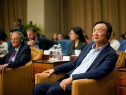 Tawa Lebar Pendiri Huawei di Tengah Kesulitan