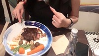 Seporsi steak dengan sayuran jadi menu santap malam Putri. Dengan gaun hitam dan rambut terurai, Putri tampil manis. Foto: instagram @17.putrijuby