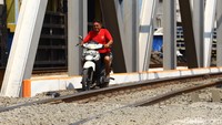Aksi nekat tersebut hingga kini terus dilakukan sejumlah pemotor.