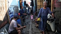 Hingga saat ini, penataan perkampungan di Jakarta masih diatur secara informal oleh warga. Legalitas lahan yang diduduki oleh warga pun hingga saat ini masih lemah, banyak di antaranya merupakan hasil okupansi atas tanah yang terbuka, terlantar, dan terabaikan.
