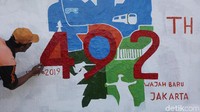 Pasukan Oranye dikerahkan untuk membuat mural.