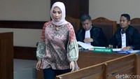Asty nampak mengenakan sepatu bermotif batik berwarna biru.
