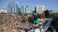 Jakarta tak hanya berisi gedung-gedung pencakar langit yang megah dan mempesona. Di bagian lain ibu kota, terdapat pula sejumlah pemukiman kumuh warga, salah satunya berada di pinggir Waduk Pluit, Penjaringan, Jakarta Utara.