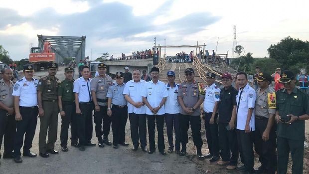 Jembatan Sumsel-Lampung Putus, Pemda Bangun Jembatan Darurat