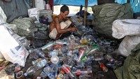 Warga yang tinggal di kawasan kumuh tersebut tak sedikit yang bekerja sebagai pemulung atau pencari barang-barang bekas.