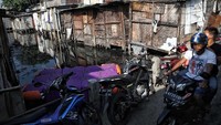 Kawasan kumuh terbanyak terdapat di Jakarta Utara (39%), Jakarta Barat (28%), Jakarta Selatan (19%), Jakarta Timur (12%), Jakarta Pusat (11%), dan Kepulauan Seribu (1%).