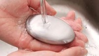 Agar aroma bawang yang dikupas tidak menempel di tangan, gunakanlah stainless steel. Gosokkan tangan Anda ke stainless steel dan cuci tangan sesudahnya. Foto: Istimewa