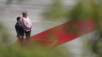 Merkel (64) awalnya tampak baik-baik saja saat berdiri di atas podium di sebelah Presiden Ukraina, Volodymyr Zelensky, yang mengunjungi Jerman. Tiba-tiba, badannya tampak kejang-kejang hebat. Foto: Photo by Odd ANDERSEN/AFP