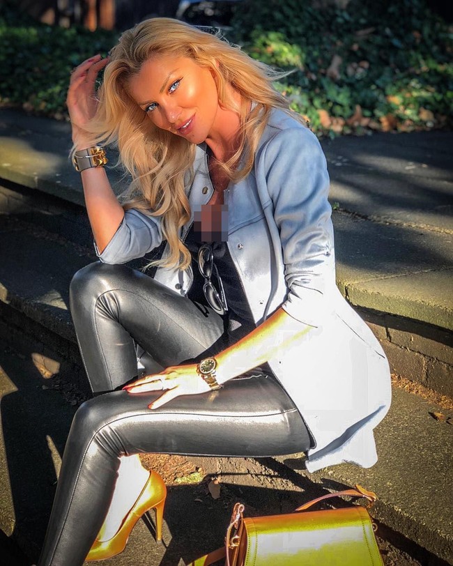 Mengenai tuduhan haters kalau dirinya tidak benar-benar bisa melukis, Cristina menganggap hal itu hanya bentuk iri hati. Aku merasa orang-orang iri sehingga mencari hal-hal sepele dari lukisan ku yang mereka kritik. Situasi ini sungguh konyol, ucapnya lagi. Foto: Instagram @cristinaszeifert