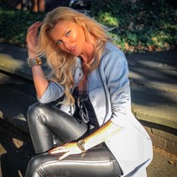 Mengenai tuduhan haters kalau dirinya tidak benar-benar bisa melukis, Cristina menganggap hal itu hanya bentuk iri hati. Aku merasa orang-orang iri sehingga mencari hal-hal sepele dari lukisan ku yang mereka kritik. Situasi ini sungguh konyol, ucapnya lagi. Foto: Instagram @cristinaszeifert