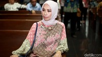 Penampilan Asty Winasti saat akan menjalani sidang perdana kasus suap pupuk di Pengadilan Tipikor, Jakarta.