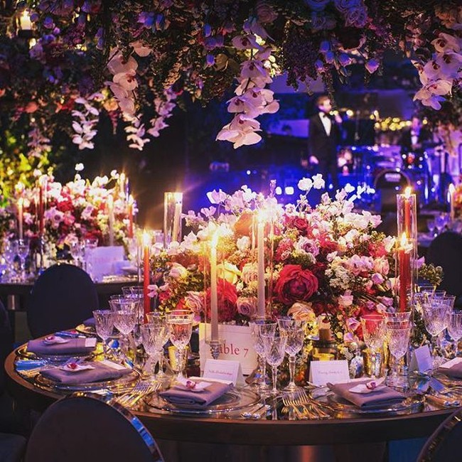 Dari bisnis tersebut, Sarah disebut meraup keuntungan sampai 4 juta poundsterling. Namun bagi Sarah, kesuksesan tak bisa dinilai dari uang. Aku berhasil tapi tak mau merendah diri karenanya. Kami banting tulang tapi tak ada yang jadi miliuner dari bisnis pernikahan dan apa yang klien inginkan sangat memakan biaya banyak, ungkap Sarah yang menjalankan bisnisnya di London. (Foto: Instagram/@sarahhaywoodweddings)