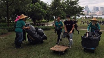 Pendemo ramai-ramai membersihkan lapangan usai demo agar kembali bersih. (Foto: Boredpanda)