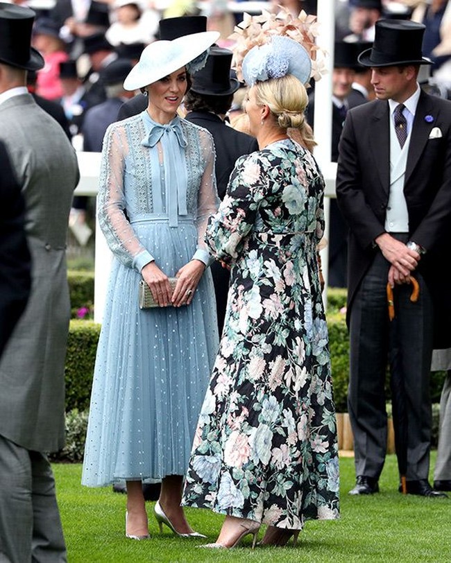 Kate Middleton tampil memikat seperti biasa. Ia mengenakan gaun musim panas dengan panel sheer dari desainer Elie Saab. Zara Tindall, sepupu Pangeran William dan Harry mengenakan gaun panjang floral dari Zimmerman. Zara memakai topi biru dengan aksen mawar yang senada dengan milik Kate Middleton. Foto: Getty Images