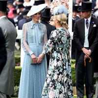 Kate Middleton tampil memikat seperti biasa. Ia mengenakan gaun musim panas dengan panel sheer dari desainer Elie Saab. Zara Tindall, sepupu Pangeran William dan Harry mengenakan gaun panjang floral dari Zimmerman. Zara memakai topi biru dengan aksen mawar yang senada dengan milik Kate Middleton. Foto: Getty Images