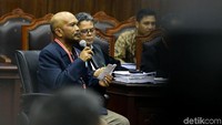 Pernyataan Idham itu pun disambut oleh hakim konstitusi Arief Hidayat.