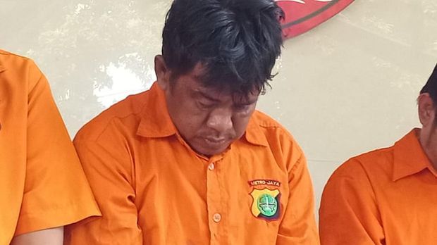 Tersangka Budi Sumarlin (tengah) terus menunduk.