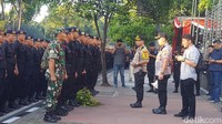 Sejumlah personel gabungan masih berjaga di depan Gedung MK. Foto: Jalan Medan Merdeka Barat (Zunita Amalia Putri/detikcom)