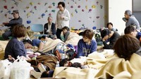Sejumlah warga pun dievakuasi ke tempat yang lebih aman usai gempa bermagnitudo 6,7 mengguncang Jepang.
