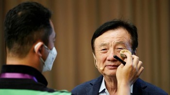 Pendiri Huawei, Ren Zhengfei, dimake up sebelum tampil di forum diskusi baru-baru ini yang berlangsung di kantor pusat Huawei di kota Shenzhen. Foto: Reuters