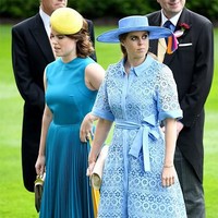 Putri Eugenie memilih gaun musim panas dalam warna teal yang cantik. Gaun lipit itu disempurnakan topi warna kuning yang kontras. Foto: Getty Images