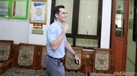 Atalarik Syah hanya melempar senyum ke arah wartawan yang menanti sebelum masuk ke ruang sidang. Pool/Palevi S/detikFoto.