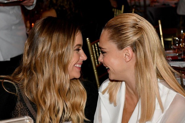 Cara Delevingne mengumumkan hubungannya dengan Ashley lewat video singkat saat keduanya berciuman. Dengan caption foto #pride, Cara mention aku Instagram @ashleybenson. Ashley Benson kemudian memberikan lambang hati di kolom komentarnya.  Foto: dok. Getty Images