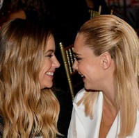Cara Delevingne mengumumkan hubungannya dengan Ashley lewat video singkat saat keduanya berciuman. Dengan caption foto #pride, Cara mention aku Instagram @ashleybenson. Ashley Benson kemudian memberikan lambang hati di kolom komentarnya.  Foto: dok. Getty Images