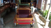 Ia menjelaskan, mobil buatannya itu terbuat dari 80 persen kayu.