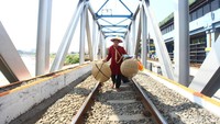 Ada pula beberapa pejalan kaki yang juga nekat melintas.