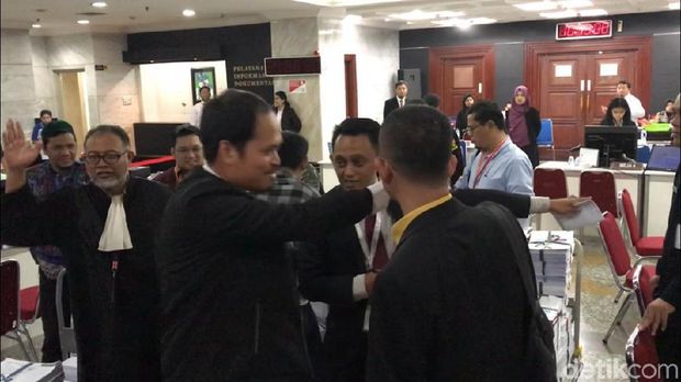 Saat BW usir tim hukum KPU yang memfoto alat bukti.