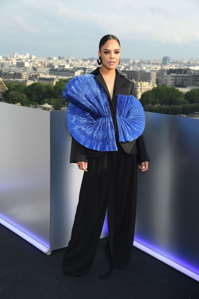 Saat sesi pemotretan MIB International di Paris, Tessa Thompson tampil stylish dengan setelan hitam oversized yang dirancang oleh Robert Wun, desainer asal Hong Kong. Setelan tersebut dihiasi dekorasi berbentuk kipas yang meninggalkan sentuhan kontemporer. (Foto: Getty Images)