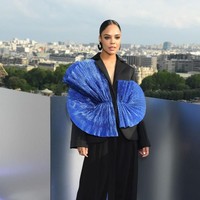 Saat sesi pemotretan MIB International di Paris, Tessa Thompson tampil stylish dengan setelan hitam oversized yang dirancang oleh Robert Wun, desainer asal Hong Kong. Setelan tersebut dihiasi dekorasi berbentuk kipas yang meninggalkan sentuhan kontemporer. (Foto: Getty Images)